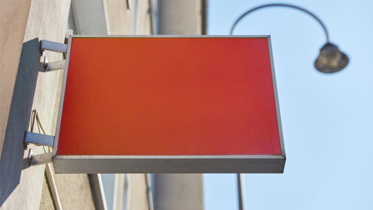 Enseigne en metal : pourquoi choisir cette solution pour votre identite visuelle ?